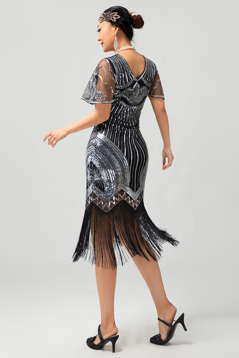 Black Golden Sequin Bodycon 1920s Flapper Dress with Tassles