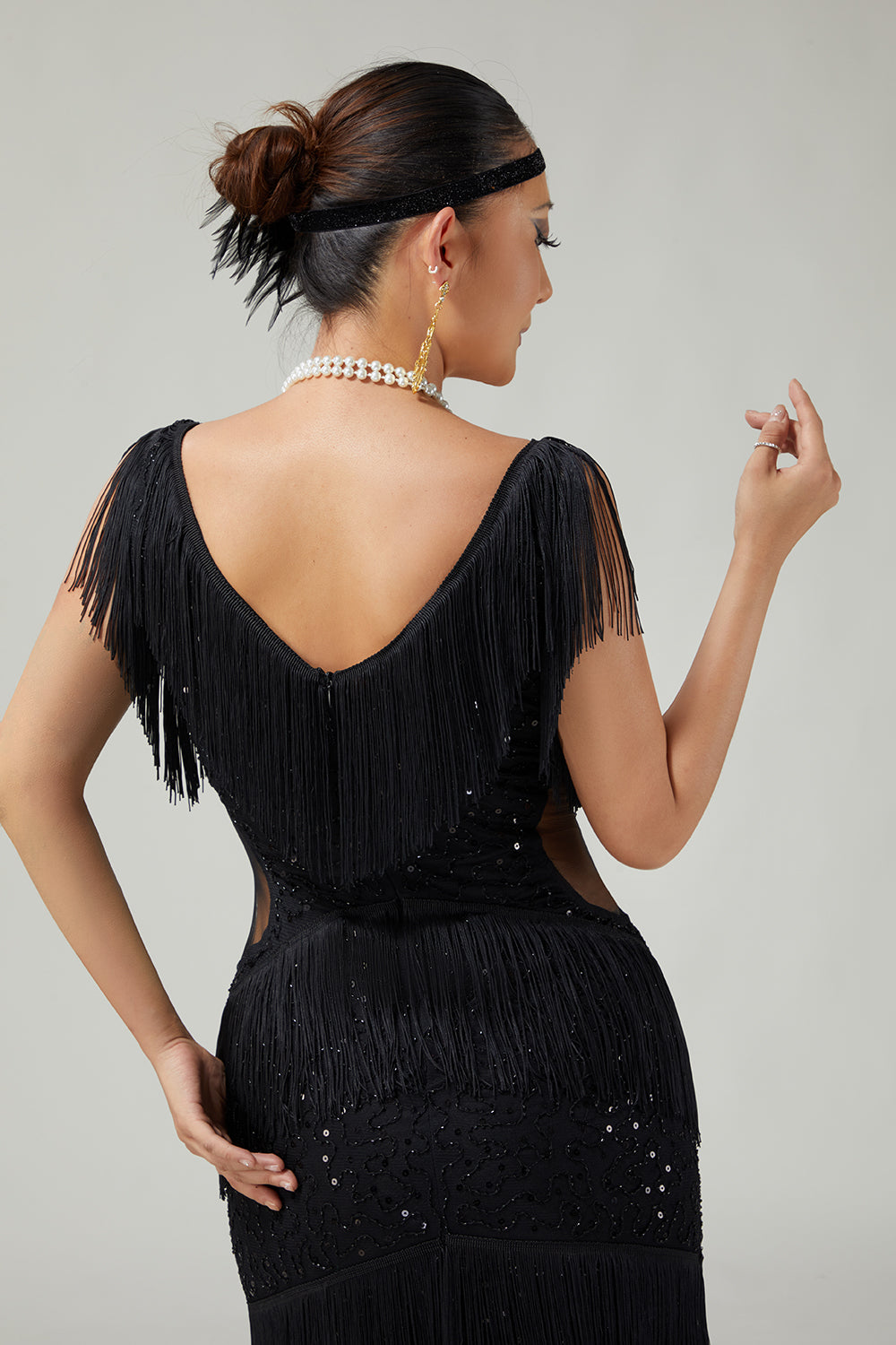 Black V Neck Bodycon Tiered Fringed Sequin 1920s Dress With 5-Piece Accessories Set