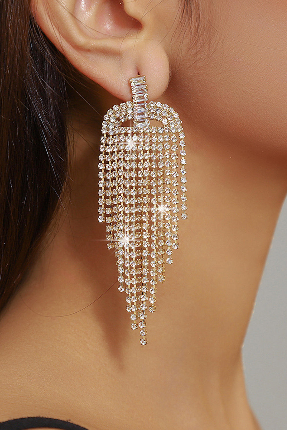 long dress earrings Extra-Long Earrings Are The Jewelry Trend For An Effortless Yet Glamorous Look