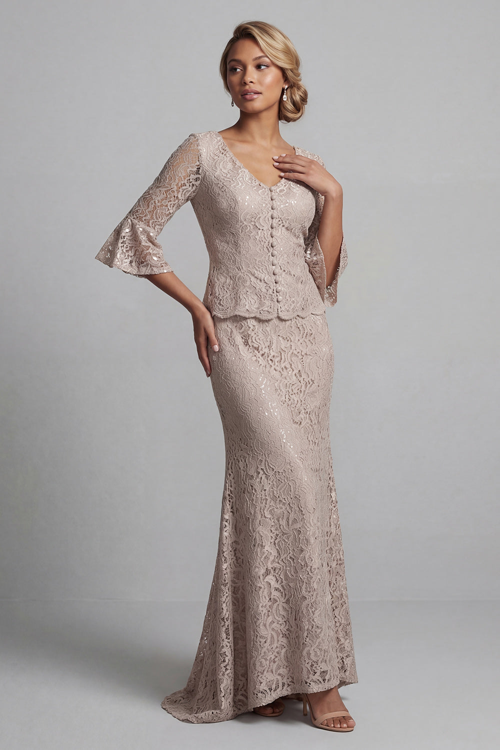Zapaka Women Champagne Lace Floral Long Mother of the Bride Dress with Sleeves Mermaid V-Neck Wedding Guest Dress, Champagne / US16W Zapaka Women Champagne Lace Floral Long Mother of the Bride Dress with Sleeves Mermaid V-Neck Wedding Guest Dress, Champagne / US16W