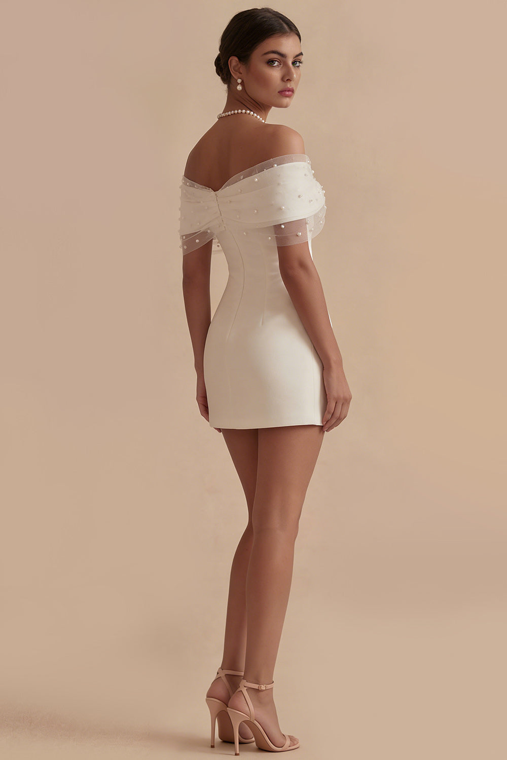 Zapaka Women White Short Tight Graduation Dress Off the Shoulder Ruched