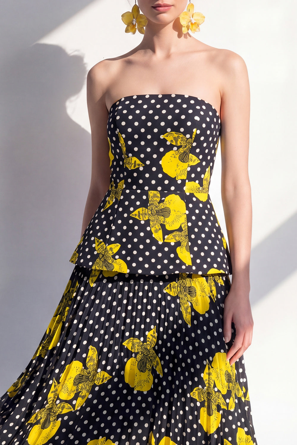 Zapaka Women Black Yellow Flower Midi Dress A-Line Strapless Chiffon