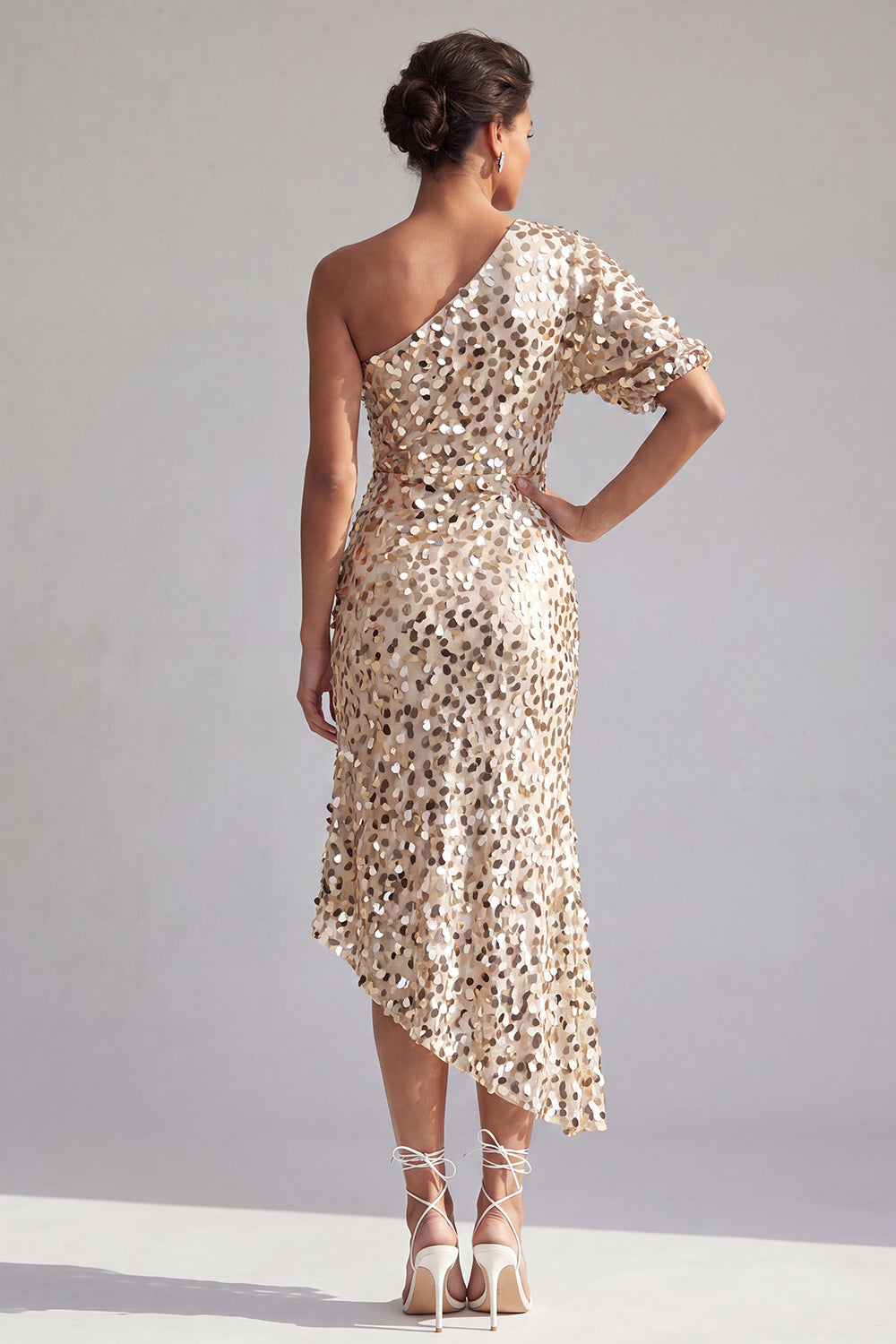 Zapaka Women Champagne Mermaid Mother Of the Bride Dress Floral One Shoulder Asymmetrical Ruched Sequins Midi Wedding Guest Dress, Champagne / US18W