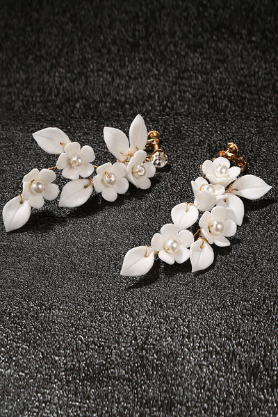 Zapaka Women Flower Golden Earrings – ZAPAKA