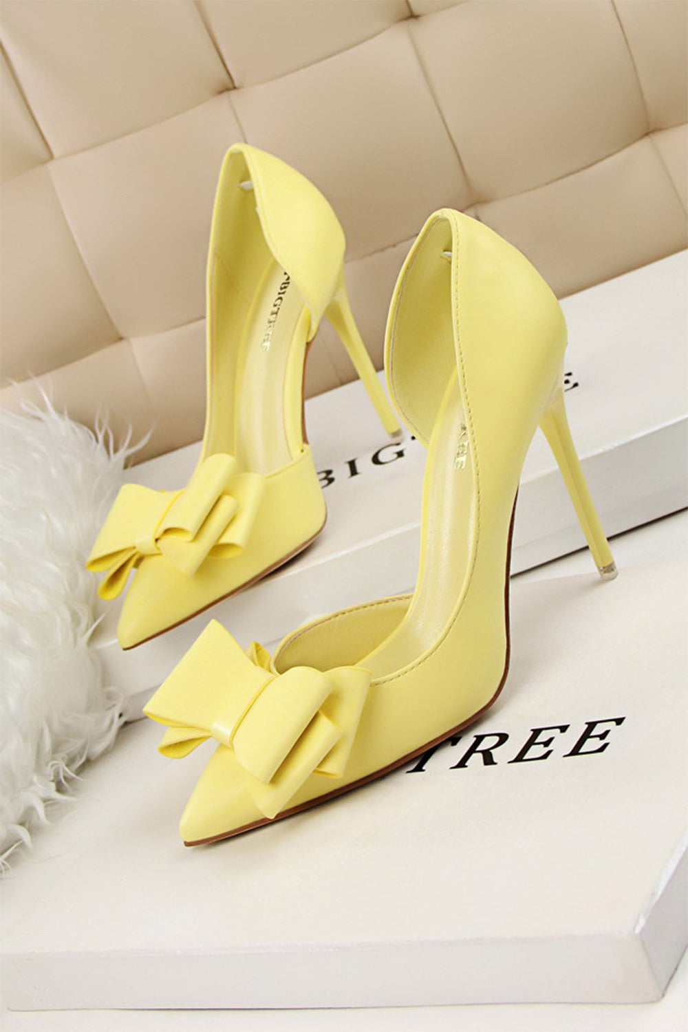 Yellow high heels shoes icon cartoon Royalty Free Vector
