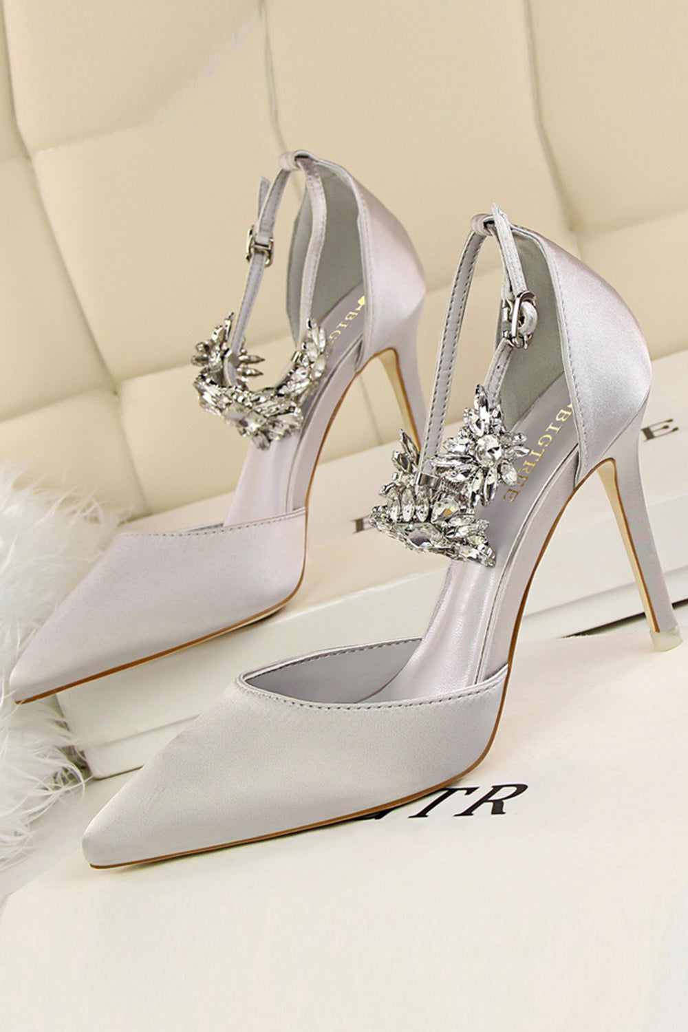 2019 Celebrity Inspired Crystal Wedding Sandals With Peep Toe, Strappy High  Heels, 11cm Heel Gold, Silver, Green Prom Jeffrey Campbell Shoes From  Uniquebridalboutique, $52.97 | DHgate.Com
